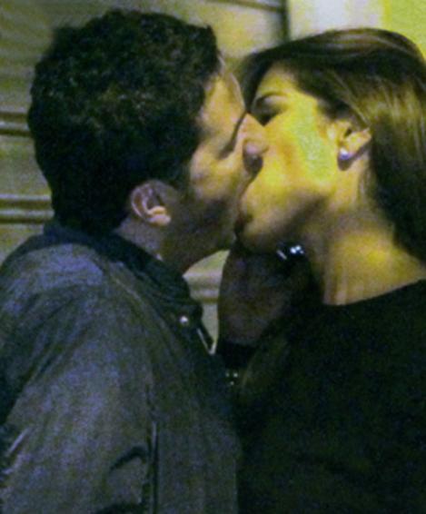 Aida Yespica loveste din nou. Sarut in strada cu actorul Teo Mammucari