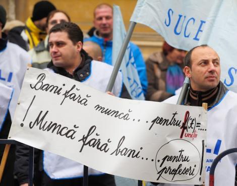 Plafonarea salariilor profesorilor, atacata la CCR