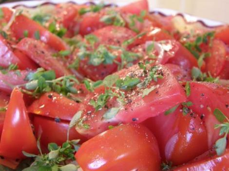 Reteta de post a zilei: salata de vara cu rosii si hrean