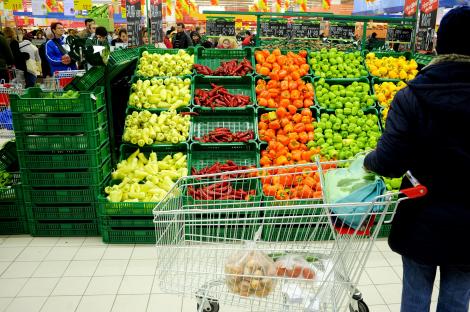 Romanii au redus cheltuielile cu alimentele, dar au alocat mai multi bani pentru bere