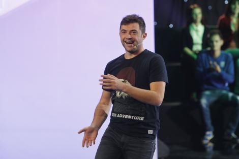 "Totul e permis": Lucian Ghimisi a fost cu oile pe munte