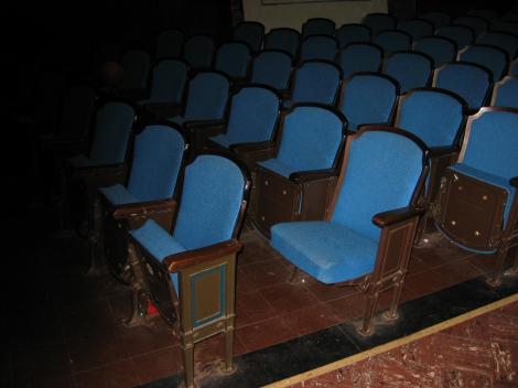 Imagini TERIFIANTE! Camerele de supraveghere au surprins o FANTOMĂ, într-un teatru britanic!