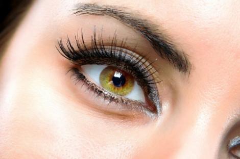 Cum să îţi lungeşti genele în mod natural, fără mascara şi fără chimicale! Încearcă un truc foarte ieftin, cu rezultate vizibile