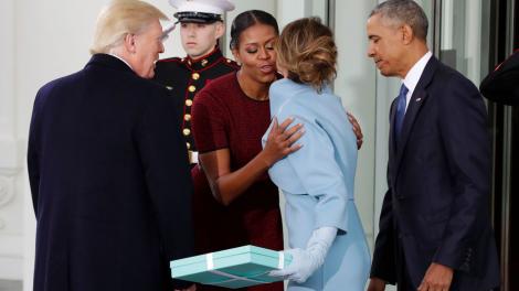 Acum s-a aflat totul, inclusiv costul cadoului! Ce era în cutia pe care Melania Trump i-a dat-o lui Michelle Obama