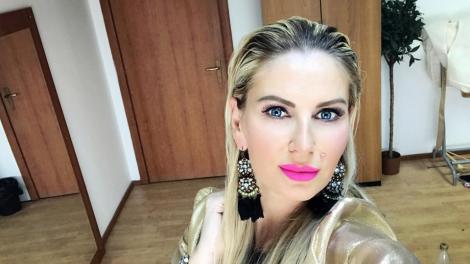 Cum să nu cazi în păcat?! Andreea Bănică, apariție periculos de sexy! Și stai să vezi ce dansatoare divine are!