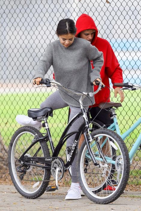 GALERIE FOTO. Dovada că Selena Gomez şi Justin Bieber s-au împăcat. Prima iubire nu se uită niciodată!