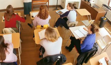 Profesorii vor putea pensiona anticipat dacă au 30 de ani vechime „dacă nu se mai află în posibilitatea psihologică să răspundă cerinţelor”!