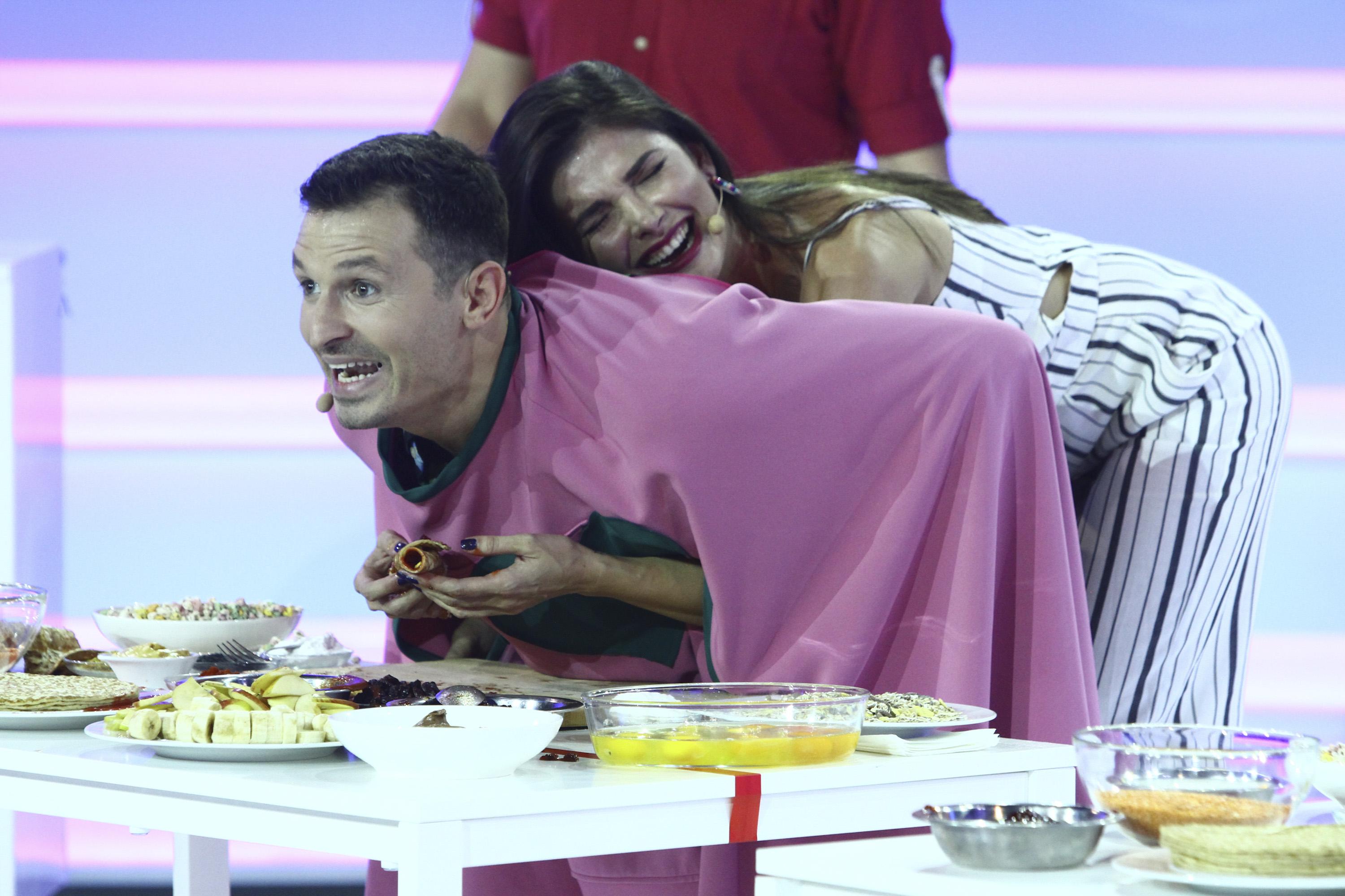 Acum sigur le-ai văzut pe toate! Vedetele au ajuns să facă niște clătite cu...de toate! „Am făcut una cu pufarine și acum o rulez”