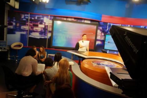 Intact Media Academy continuă înscrierile pentru prima serie din acest an a cursurilor de Prezentator şi Reporter TV