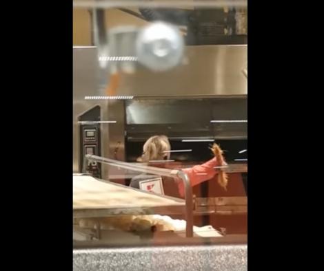 Produse de patiserie, întoarse cu mătură, într-un supermarket. Imaginile au ajuns pe Facebook (VIDEO)