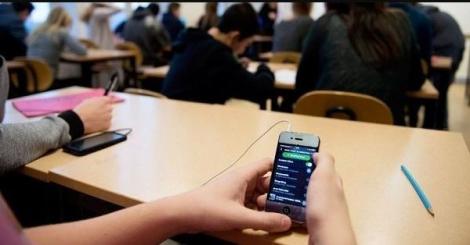 Franța: Telefoanele mobile, interzise total în școli, atât în timpul cursurilor, cât și în pauze. În ce situație pot fi folosite de elevi