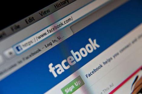 Nu pune poze vechi cu tine pe Facebook! La ce riscuri te expui dacă accepți provocarea