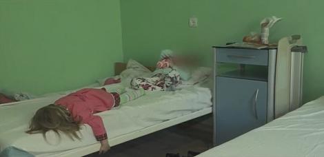 Două copile, la un pas de moarte, după ce tatăl lor le-a pus vin în loc de lapte în biberon: „Le-am găsit pe stradă, leșinaseră”