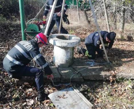 Intervenție maraton! Pompierii au săpat timp de ZECE ore pentru a scoate cadavrul unui bărbat dintr-o fântână de 13 metri
