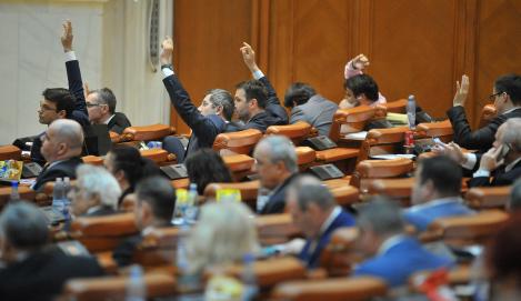 Alocaţiile copiilor se dublează! E decizia votată astăzi cu scandal în Parlament