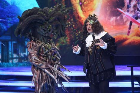 Copacul Străjer, cel mai tare costum de la „Scena Misterelor! Două indicii au dat imediat vedeta de gol! Ai fi ghicit?
