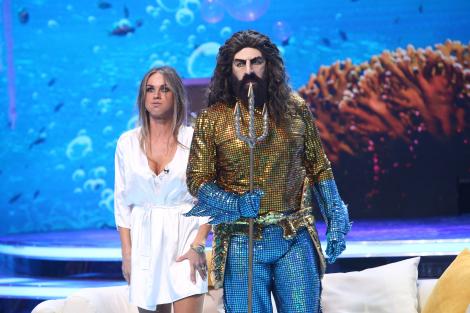 Aquaman a venit la „Scena misterelor”și  și-a prins soția cu...amantul! Ghiceai vedeta din spatele măștii?