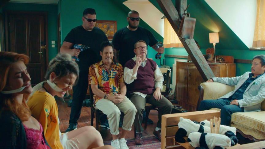 Orlando (Ștefan Bănică) și Ducu (Marius Florea Vizante) încep afacerile cu China, în serialul de comedie Liber ca pasărea cerului