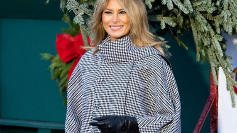 Melania Trump, cu o haină gri, la primirea brazilor de Crăciun