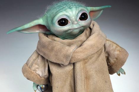 Oamenii sunt înnebuniți după o creatură verde, cu urechi ascuțițe și ochi mari. Cum a devenit Baby Yoda cea mai vândută figurină din istorie, înainte să fie scoasă la vânzare