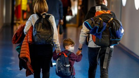 Ce se întâmplă cu stimulentul de inserție pentru părinții care vor să revină la serviciu, dar al căror angajator şi-a suspendat activitatea. Anunțul făcut de ministrul Muncii 