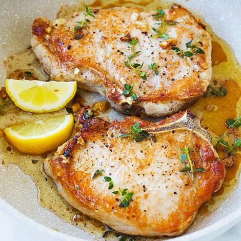 Cum se face cel mai fraged cotlet de porc în sos de usturoi