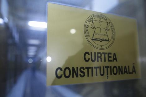 PNL a atacat la CCR legea PSD privind amânarea plăţii ratelor la bănci şi legea privind amânarea plăţilor la utilităţi şi a plăţii CAS şi CASS/  Florin Roman: Proiectele - neserioase, amatoriste şi populiste