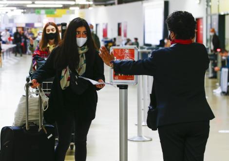 Ei sunt românii care scapă de izolarea de 14 zile la revenirea în țară. Au fost publicate condiţiile pentru călătoriile în străinătate