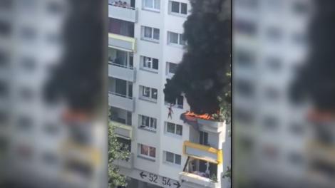 Au sărit de la etajul 3, în brațele trecătorilor! Salvare uluitoare, pentru doi frați de 10 și 3 ani! VIDEO