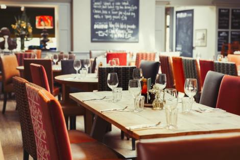 Inițiativă legislativă, pentru redeschiderea restaurantelor, în România! Panourile separatoare, între mese! Ce reguli vor mai fi impuse
