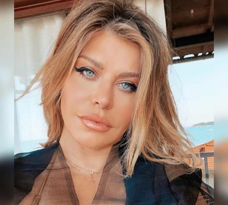 Loredana Groza, ipostaze fierbinți la mare! Diva arată demențial în costum de baie | Foto