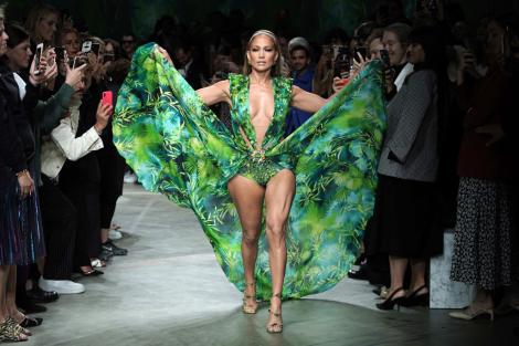 Nu putea să poarte decât colanți făcuți la comandă. Cum arată perechea pe care Jennifer Lopez a îmbrăcat-o într-o zi normală