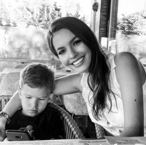 Sandra Mutu, într-o rochie neagră răvășitoare. Cum s-a fotografiat soția lui Adrian Mutu în noaptea de Revelion