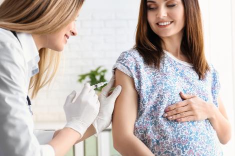 Societatea de Obstetrică şi Ginecologie, apel pentru gravide. De ce le îndeamnă să se vaccineze împotriva Covid-19: „Nu amânați”