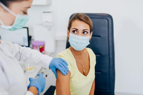 Programarea pentru vaccinarea cu serul Pfizer/BioNTech va fi reluată. Câte persoane se vor putea vaccina în următoarele zile