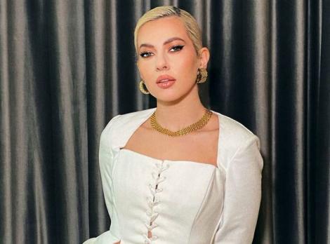 Lidia Buble, sexy doar într-un capod. Cum s-a lăsat fotografiată artista și cât de bine arată în ținuta provocatoare