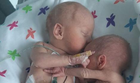 Un bebeluș prematur s-a născut fără ca medicii să-i dea șanse la viață. Ce gest a făcut fetița, când și-a întâlnit fratele geamăn