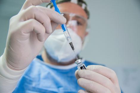Fără limită de vârstă pentru vaccinul AstraZeneca. Cine are liber la imunizare