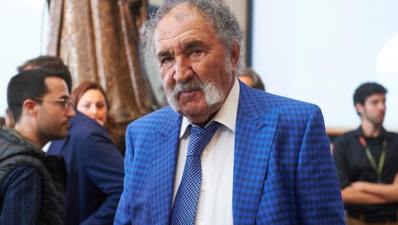 ion tiriac cu un sacou albastru