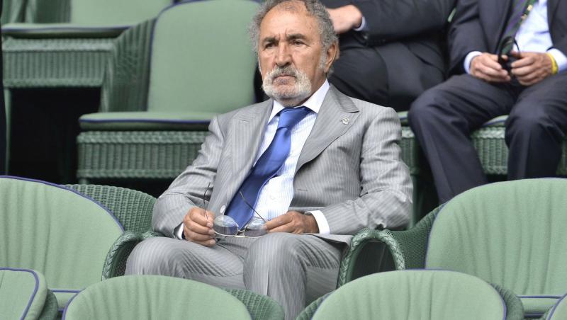 ion tiriac in tribuna unei arene de tenis