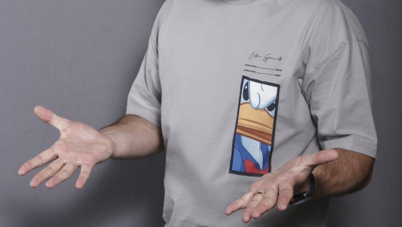 cătălin rizra in tricou gri, poza de studio