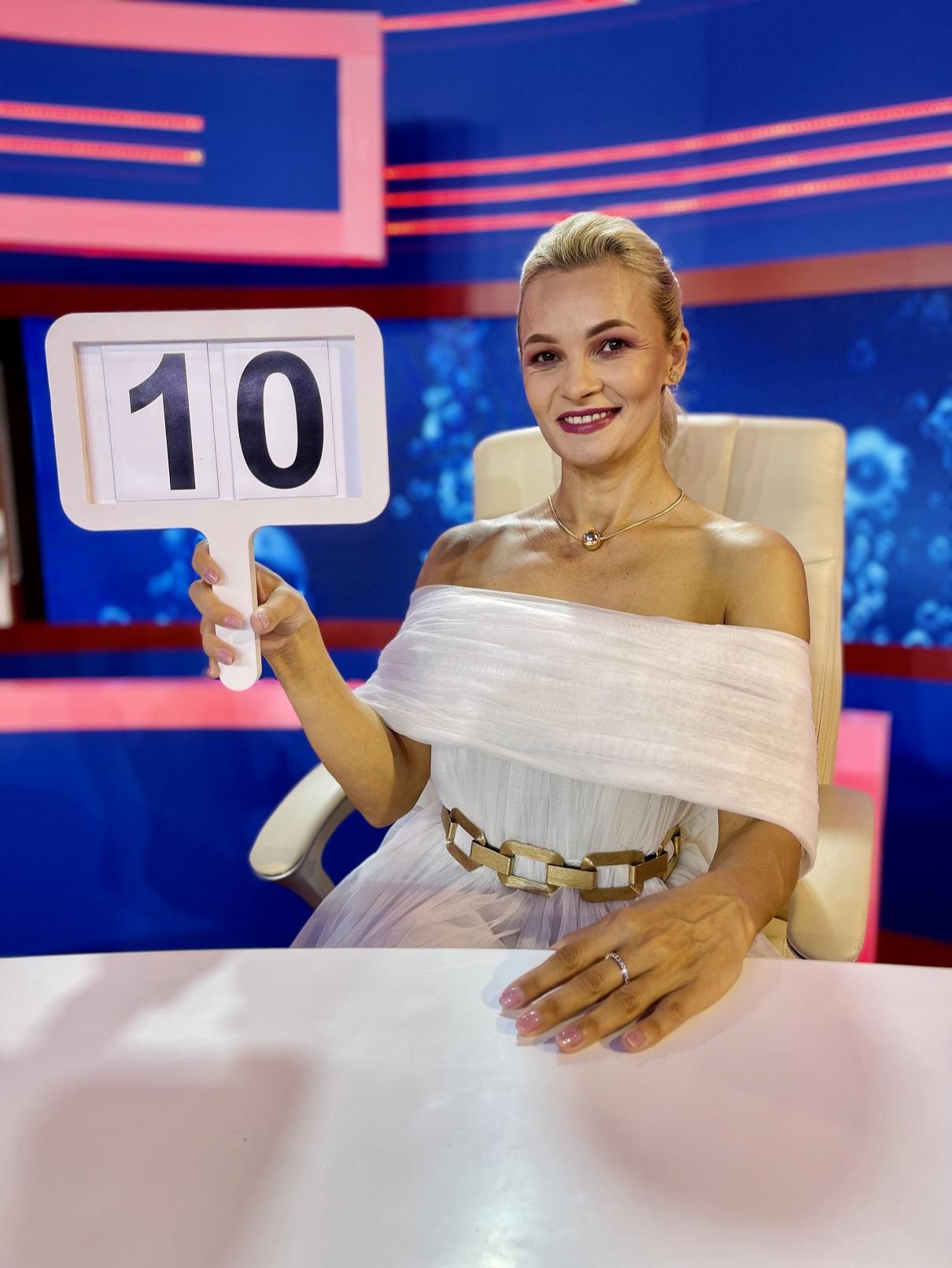 Clara Ghrase în rochie albă la masa juriului