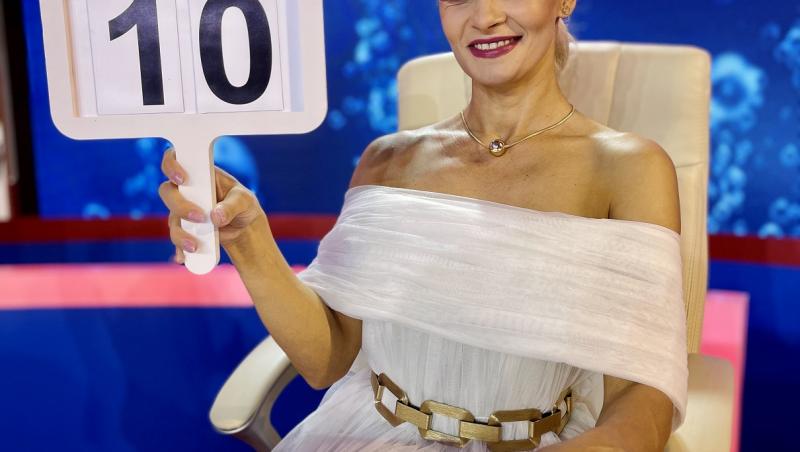 Clara Ghrase în rochie albă la masa juriului