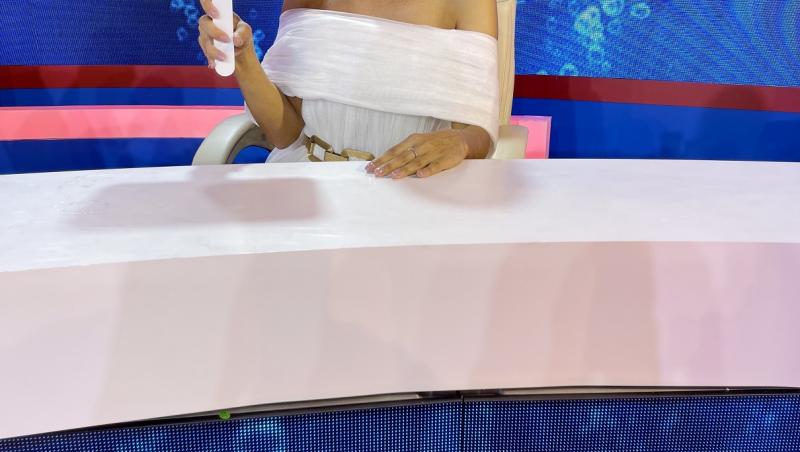 Clara Ghrase în rochie albă, oferă nota 10