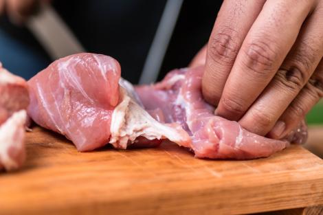 Un bărbat a decis să mănânce doar carne crudă timp de 78 de zile. Ce a pățit în scurt timp