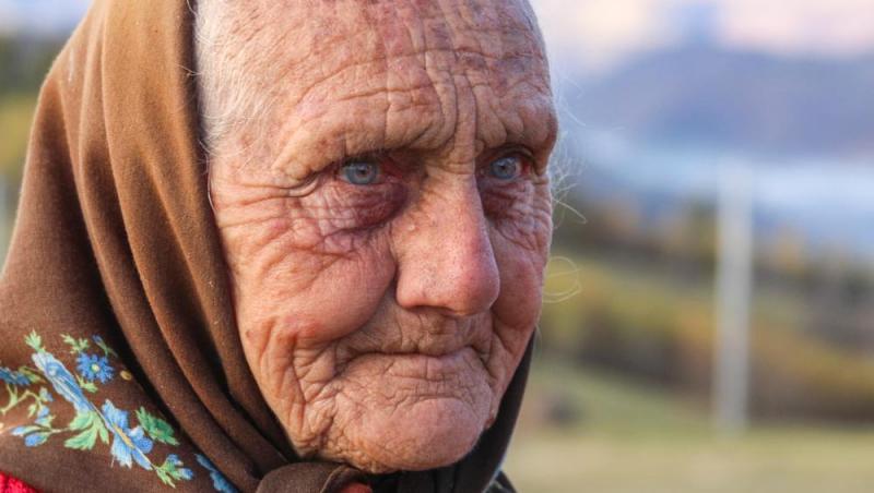 femeie bartana care se roaga in postul adormirii maicii domnului