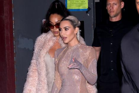 Kim Kardashian face sacrificii pentru a arăta bine. S-a afișat cu o rochie extrem de strâmtă. Cum s-a deplasat vedeta
