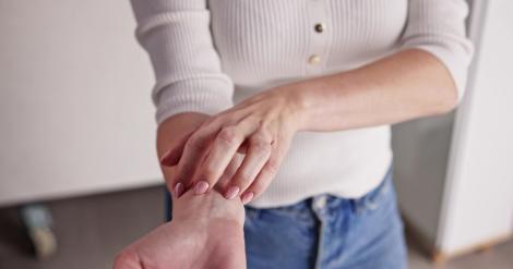 O femeie s-a trezit în timpul nopții fiindcă avea mâncărimi de piele. Când a ajuns la spital medicul i-a pus un diagnostic crunt
