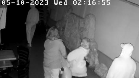 Ce a făcut un grup de turiști străini, în timpul nopții, la o terasă din Cluj. Imaginile surprinse de camerele de supraveghere