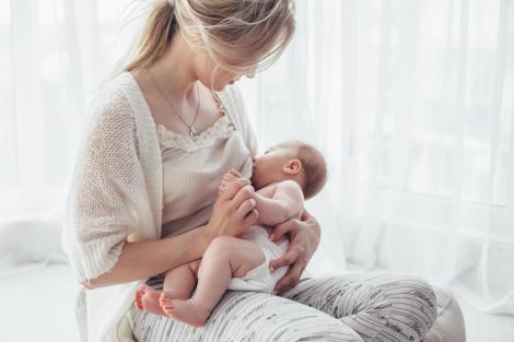 O mamă își alăpta bebelușul, când a observat ceva în neregulă. Cum și-a dat seama că micuța are probleme grave de sănătate
